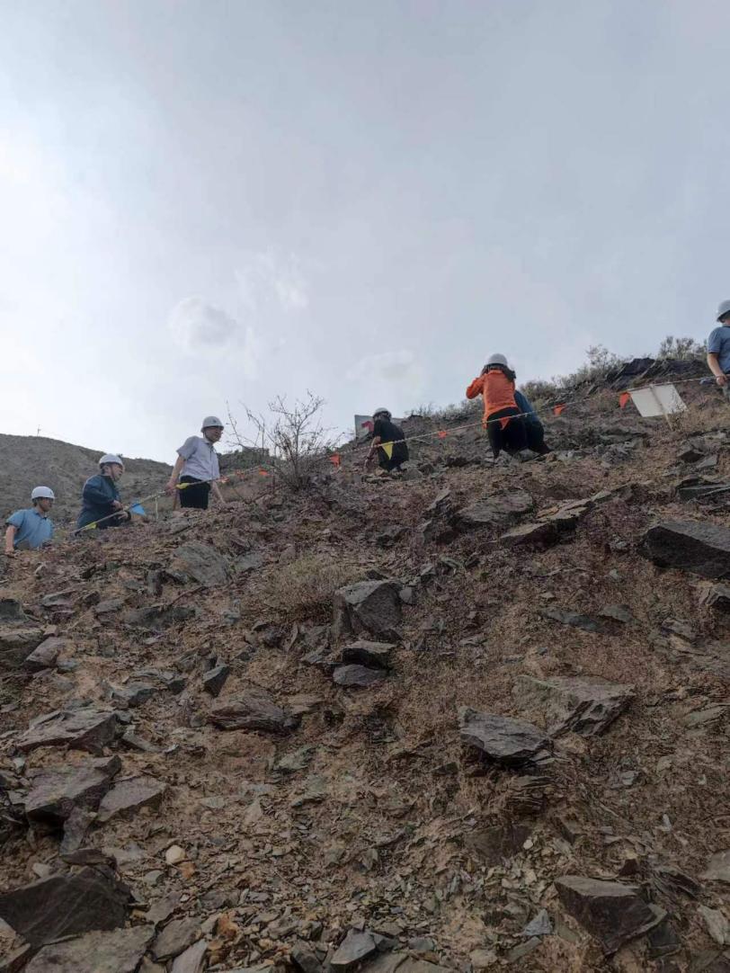 工作人员在黄河黑山峡河段调研。受访者供图